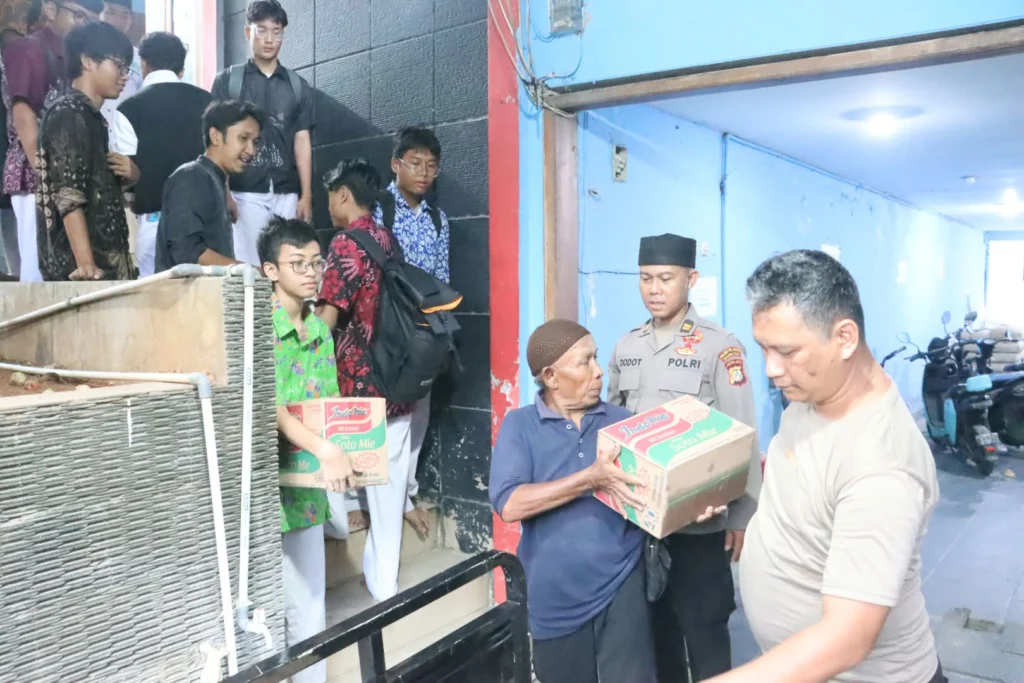Portal Berita Indonesia dan Dunia Terkini Hari Ini, Update Harian Terbaru, Terlengkap, Tajam, Aktual dan Berimbang. Polres Priok, Gelar Bakti Sosial Yayasan Al - Kahfi Jakarta Utara - Teropong Rakyat