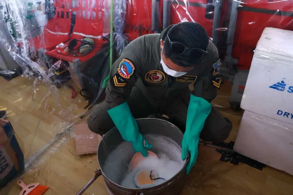 TNI Semai 11 Ton Bahan Modifikasi Cuaca untuk Atasi Karhutla di Kalimantan - Teropong Rakyat