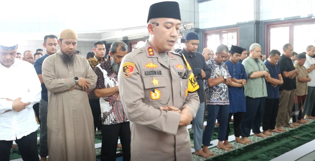 Portal Berita Indonesia dan Dunia Terkini Hari Ini, Update Harian Terbaru, Terlengkap, Tajam, Aktual dan Berimbang. Kapolres Pelabuhan Tanjung Priok Pimpin Salat Jumat dan Sampaikan Khutbah tentang Ikhtiar di Masjid Jami' Khodamuttaqwa - Teropong Rakyat