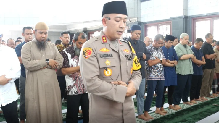 Kapolres Pelabuhan Tanjung Priok Pimpin Salat Jumat dan Sampaikan Khutbah tentang Ikhtiar di Masjid Jami’ Khodamuttaqwa