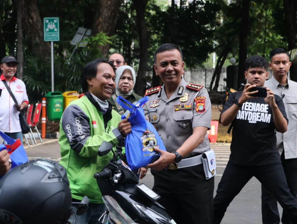 Sabtu Bahagia Bersama Ojol, Kapolda Metro Jaya Sapa Pengemudi dan Ajak Peduli Kesehatan - Teropong Rakyat