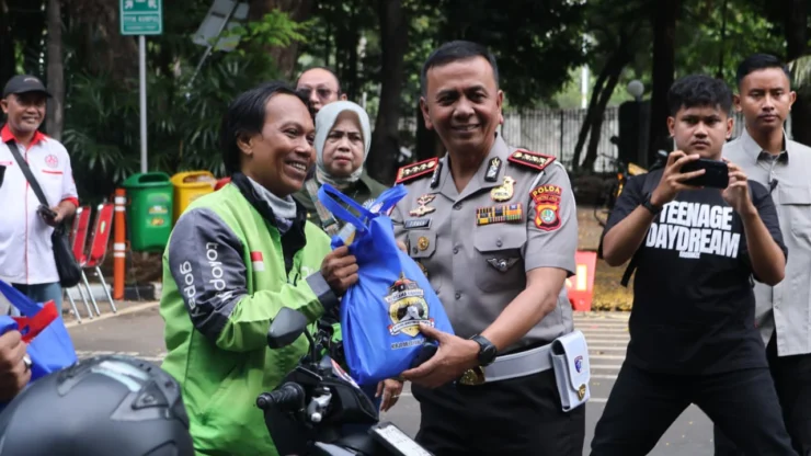 Sabtu Bahagia Bersama Ojol, Kapolda Metro Jaya Sapa Pengemudi dan Ajak Peduli Kesehatan