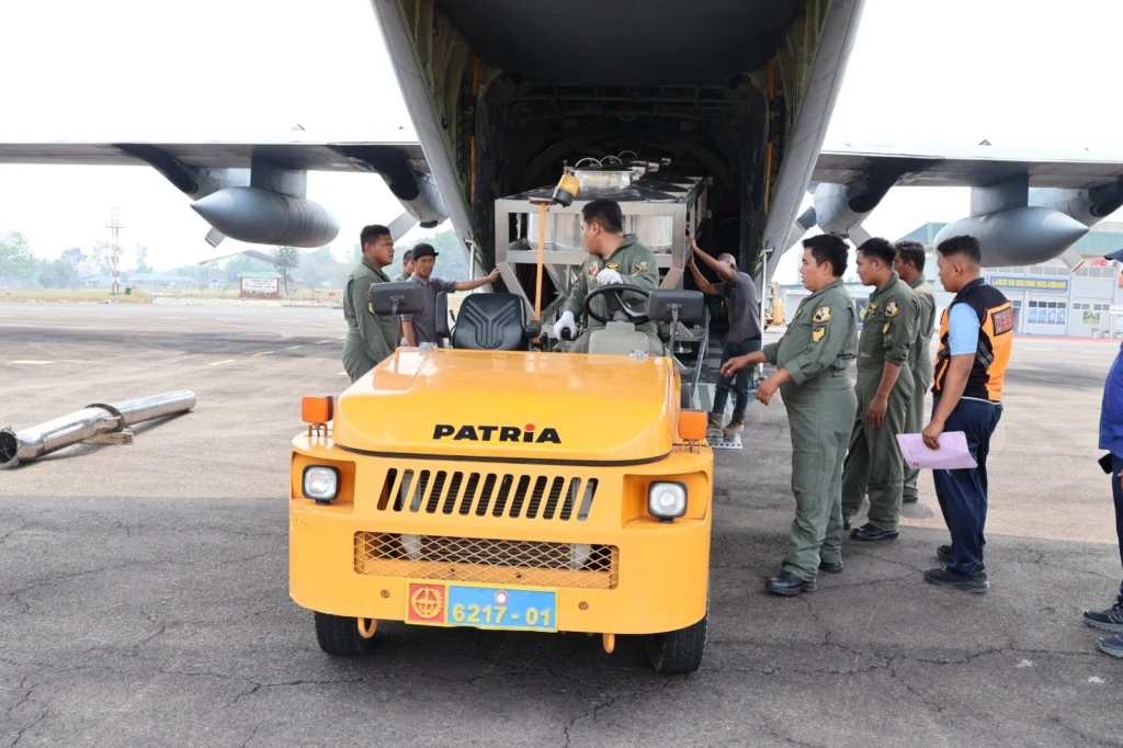 Portal Berita Indonesia dan Dunia Terkini Hari Ini, Update Harian Terbaru, Terlengkap, Tajam, Aktual dan Berimbang. Penanggulangan Karhutla di Palembang, Satgas Udara Semai 7,2 Ton Bahan Operasi Modifikasi Cuaca - Teropong Rakyat