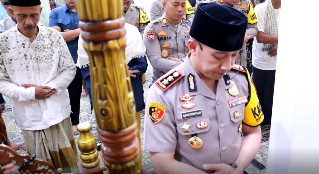 Portal Berita Indonesia dan Dunia Terkini Hari Ini, Update Harian Terbaru, Terlengkap, Tajam, Aktual dan Berimbang. Perkuat Kedekatan dengan Masyarakat, Kapolres Pelabuhan Tanjung Priok Gelar Subuh Keliling dan Sampaikan Pesan tentang Makna Ikhtiar - Teropong Rakyat