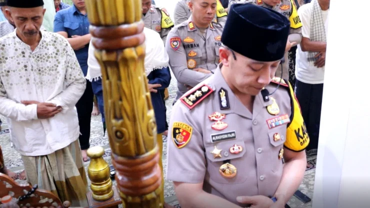 Portal Berita Indonesia dan Dunia Terkini Hari Ini, Update Harian Terbaru, Terlengkap, Tajam, Aktual dan Berimbang. Perkuat Kedekatan dengan Masyarakat, Kapolres Pelabuhan Tanjung Priok Gelar Subuh Keliling dan Sampaikan Pesan tentang Makna Ikhtiar