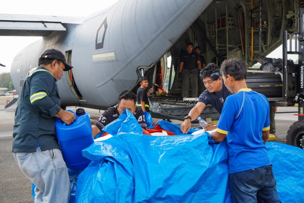 Portal Berita Indonesia dan Dunia Terkini Hari Ini, Update Harian Terbaru, Terlengkap, Tajam, Aktual dan Berimbang. Percepat Penanganan Karhutla, TNI Lanjutkan Pengiriman Bahan Semai ke Banjarmasin dan Palembang - Teropong Rakyat