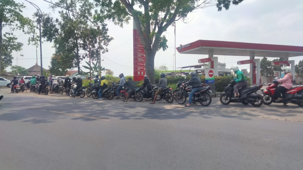Portal Berita Indonesia dan Dunia Terkini Hari Ini, Update Harian Terbaru, Terlengkap, Tajam, Aktual dan Berimbang. Antrean Pertalite Mengular di Pakisaji, Ternyata Ini Penyebabnya! - Teropong Rakyat