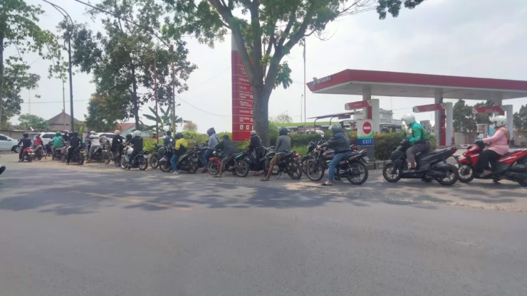 Antrean Pertalite Mengular di Pakisaji, Ternyata Ini Penyebabnya!