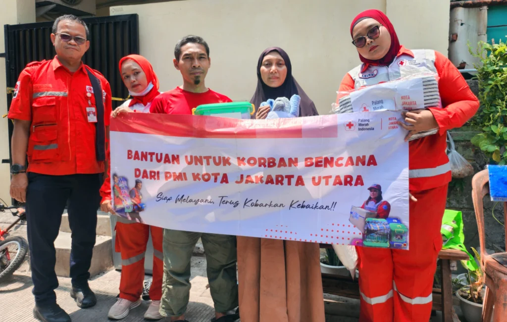 Portal Berita Indonesia dan Dunia Terkini Hari Ini, Update Harian Terbaru, Terlengkap, Tajam, Aktual dan Berimbang. PMI Jakarta Utara Salurkan Bantuan Kepada Korban Amukan Sijago Merah - Teropong Rakyat