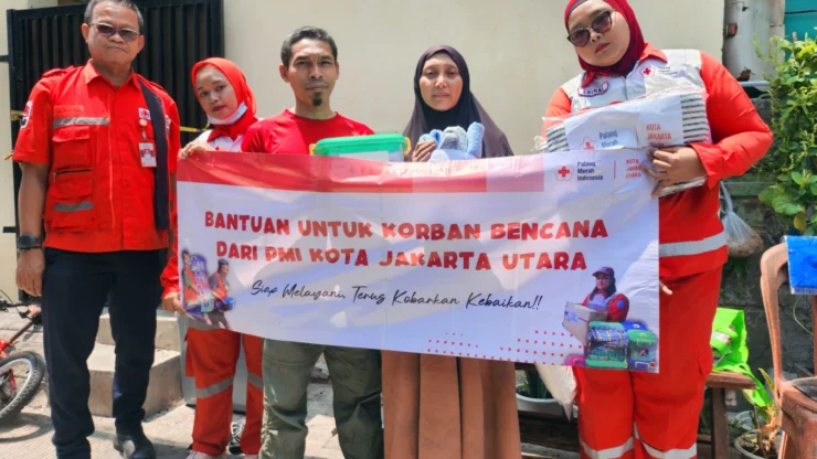 PMI Jakarta Utara Salurkan Bantuan Kepada Korban Amukan Sijago Merah 