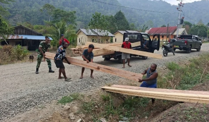 Portal Berita Indonesia dan Dunia Terkini Hari Ini, Update Harian Terbaru, Terlengkap, Tajam, Aktual dan Berimbang. Penuh Semangat, Gotong Royong Satgas TMMD Kodim 1808/Mansel Bersama Masyarakat