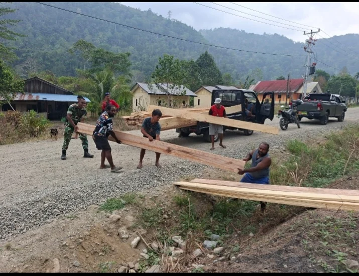 Penuh Semangat, Gotong Royong Satgas TMMD Kodim 1808/Mansel Bersama Masyarakat - Teropong Rakyat