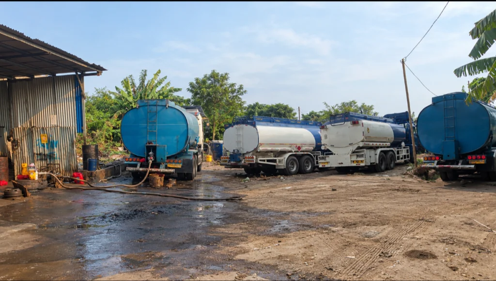 8 Mobil Tangki di Kedaung Wetan Disorot, Legalitas Distribusi Solar yang Dikaitkan dengan PT ISG Dipertanyakan - Teropong Rakyat
