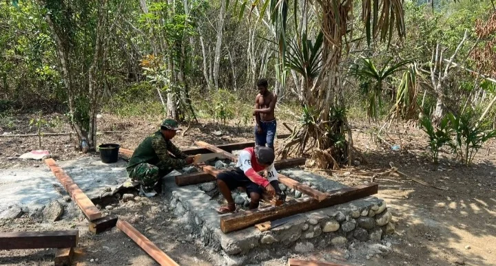 Penuhi Kebutuhan Dasar Masyarakat, Satgas TMMD ke-130 Bangun MCK di Kampung Yamboi