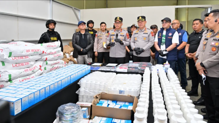Portal Berita Indonesia dan Dunia Terkini Hari Ini, Update Harian Terbaru, Terlengkap, Tajam, Aktual dan Berimbang. Polisi Ungkap Pabrik Obat Keras Ilegal di Bandung, Jaringan Distribusi ke Jakarta Diusut