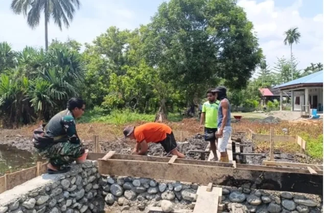 Portal Berita Indonesia dan Dunia Terkini Hari Ini, Update Harian Terbaru, Terlengkap, Tajam, Aktual dan Berimbang. Medan Berlumpur Jadi Tantangan, Satgas TMMD Ke-130 Kerja Ekstra Rampungkan Pembangunan Jembatan