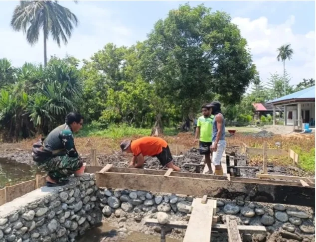 Portal Berita Indonesia dan Dunia Terkini Hari Ini, Update Harian Terbaru, Terlengkap, Tajam, Aktual dan Berimbang. Medan Berlumpur Jadi Tantangan, Satgas TMMD Ke-130 Kerja Ekstra Rampungkan Pembangunan Jembatan - Teropong Rakyat