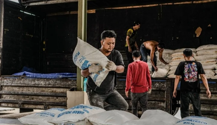 Portal Berita Indonesia dan Dunia Terkini Hari Ini, Update Harian Terbaru, Terlengkap, Tajam, Aktual dan Berimbang. Memasuki Hari Keduabelas OMC, TNI Kirimkan 15 Ton NaCl ke Banjarmasin