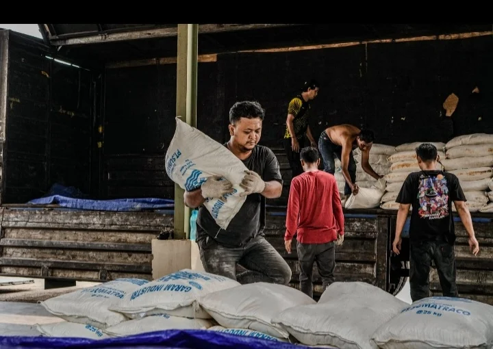 Portal Berita Indonesia dan Dunia Terkini Hari Ini, Update Harian Terbaru, Terlengkap, Tajam, Aktual dan Berimbang. Memasuki Hari Keduabelas OMC, TNI Kirimkan 15 Ton NaCl ke Banjarmasin - Teropong Rakyat